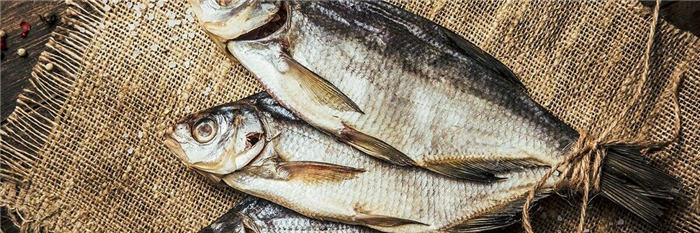 Сушена риба та інші морські делікатеси для пива