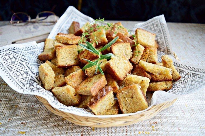 Крекери з часнику для пива - закуски для пива вдома