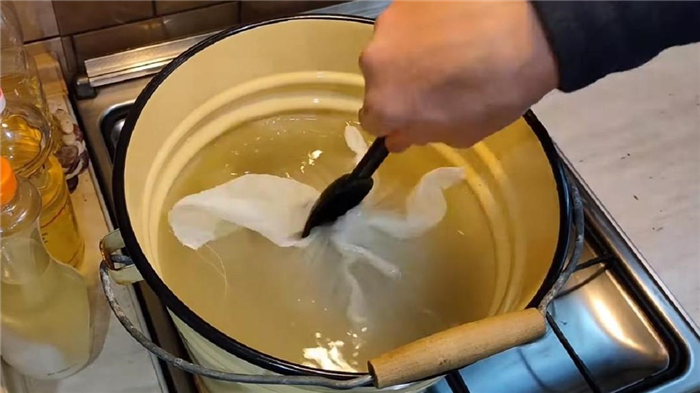 Відро з водою і солод на плиті