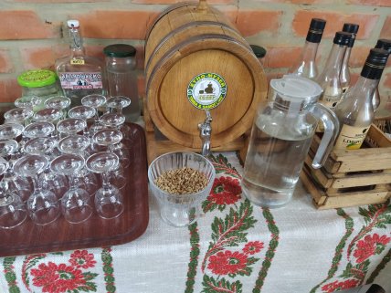 частування чекає на гостей