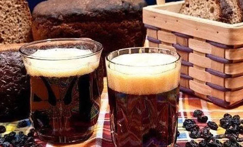 Квас, хліб, родзинки на столі