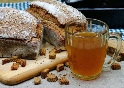 Кухоль kvass на столі
