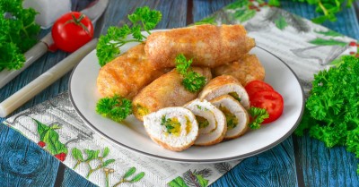 Курячі рулетки з сиром на сковороді