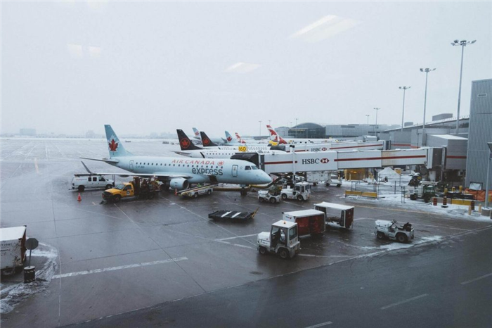 Літак Air Canada в аеропорту